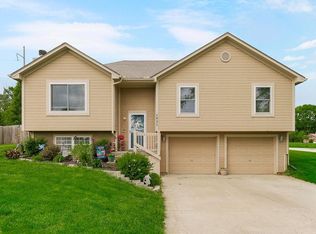 1821 SE Kenwood Dr, Blue Springs, MO 64014
