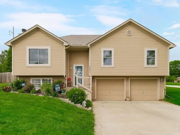 1821 SE Kenwood Dr, Blue Springs, MO 64014