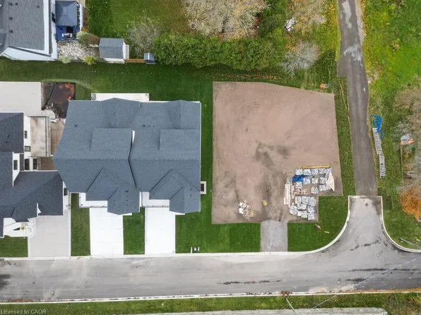 424 Robinson St N #422, Grimsby, ON L3M 0L4