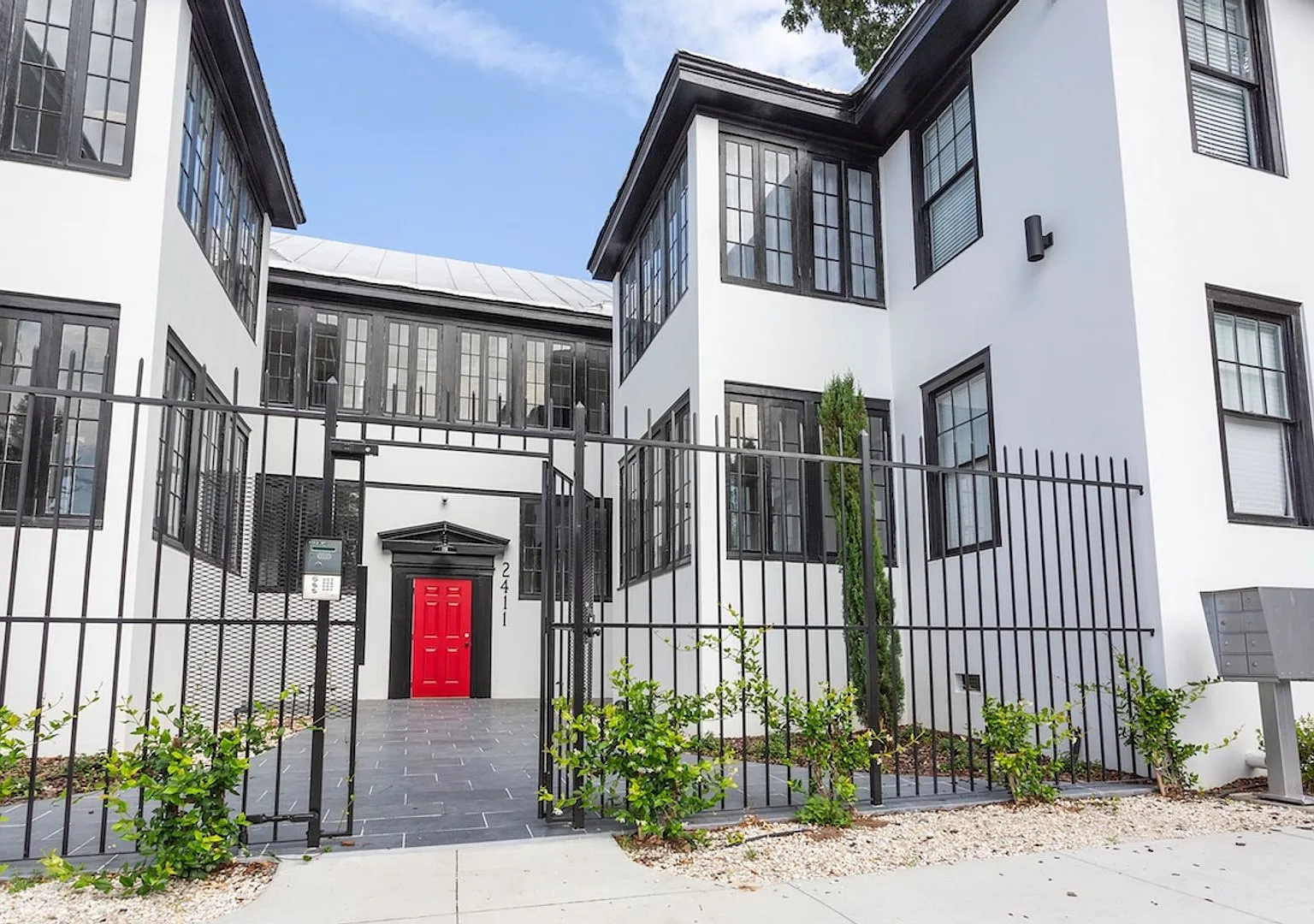2411 Habersham Melrose — Photo 1