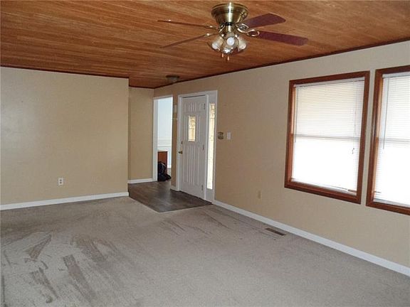 3rd image of 902 Essex Dr