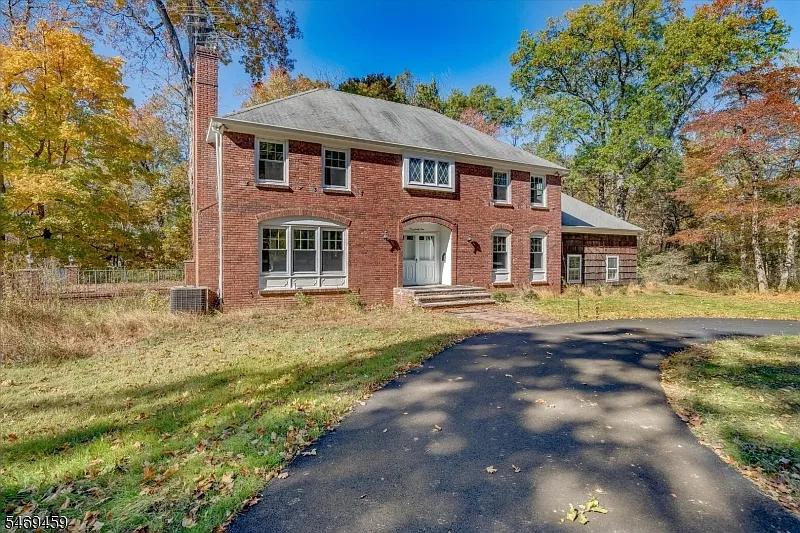 4 bed, 2.5 bath, $5,300 — Photo 2