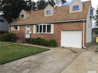 31 Center St, Ronkonkoma, NY 11779
