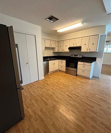 3rd image of 729 Radiance Ave