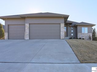 19627 Brookside Ln, Gretna, NE 68028