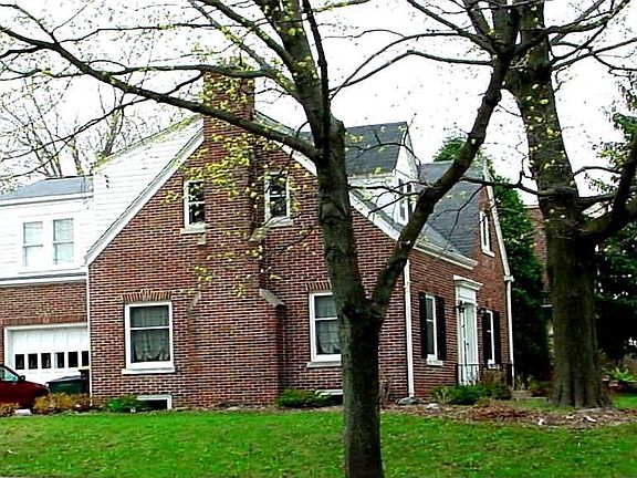 CLASSIC RED BRICK COLONIAL STYLE CAPE