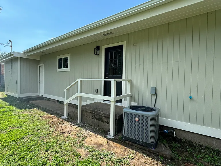 1442 E Broadway St — Photo 15