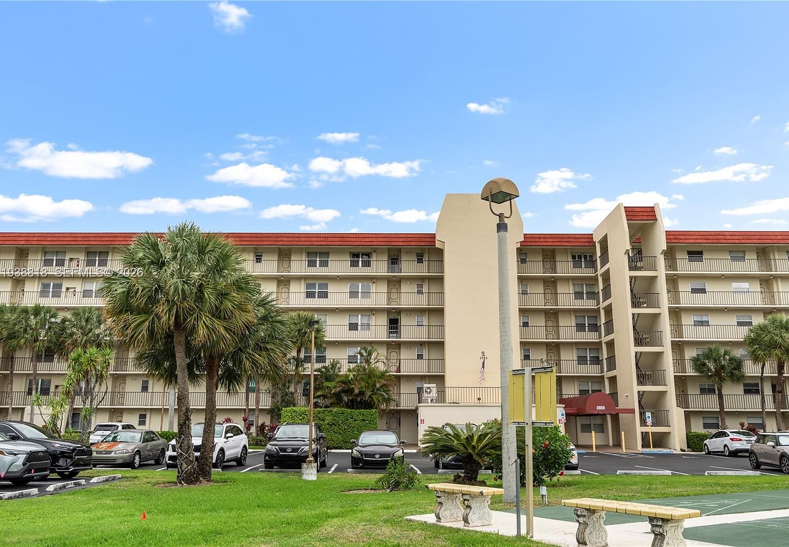 3959 Via Poinciana APT 605