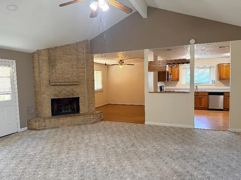 3 bed, 2.0 bath, 1720 sqft, $1,975 — Photo 3