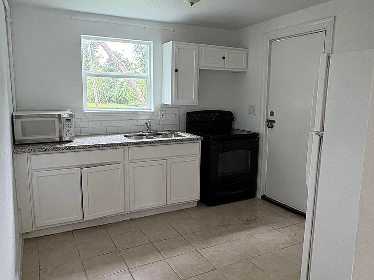 702 Rosedale St #2 — Photo 4