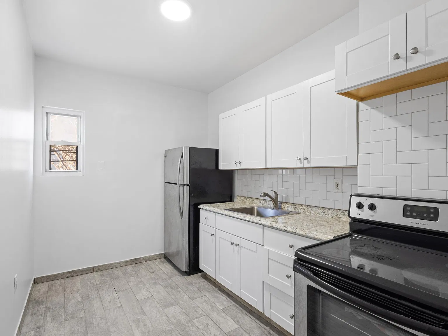 2335 Beaumont Ave — Photo 2