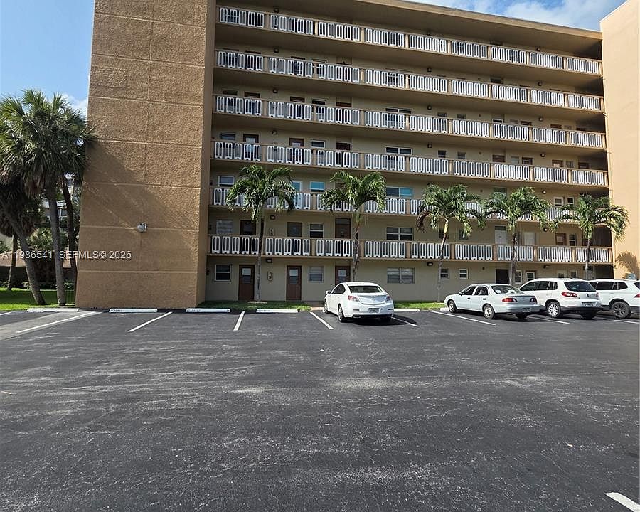 1st image of 620 NE 12th Ave APT 101