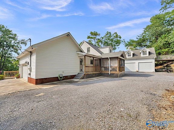 3rd image of 995 Hillwood Dr