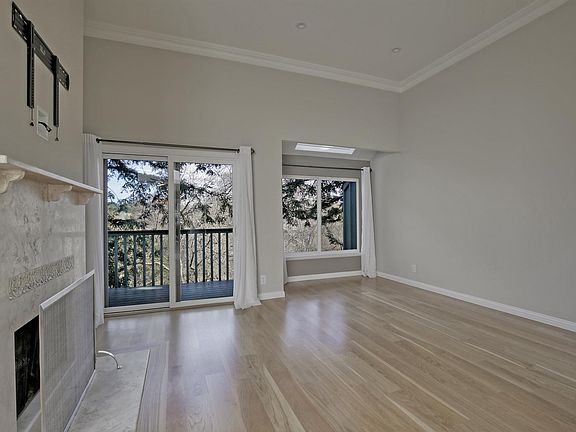Living room, Deck, Skylight, High Ceiling, Cable Hookup