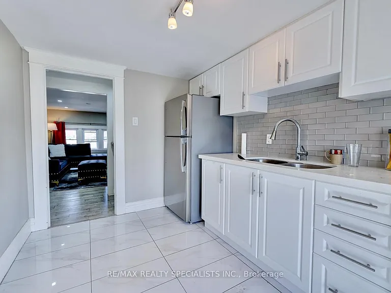 118 Fairholt Rd S #3 — Photo 5