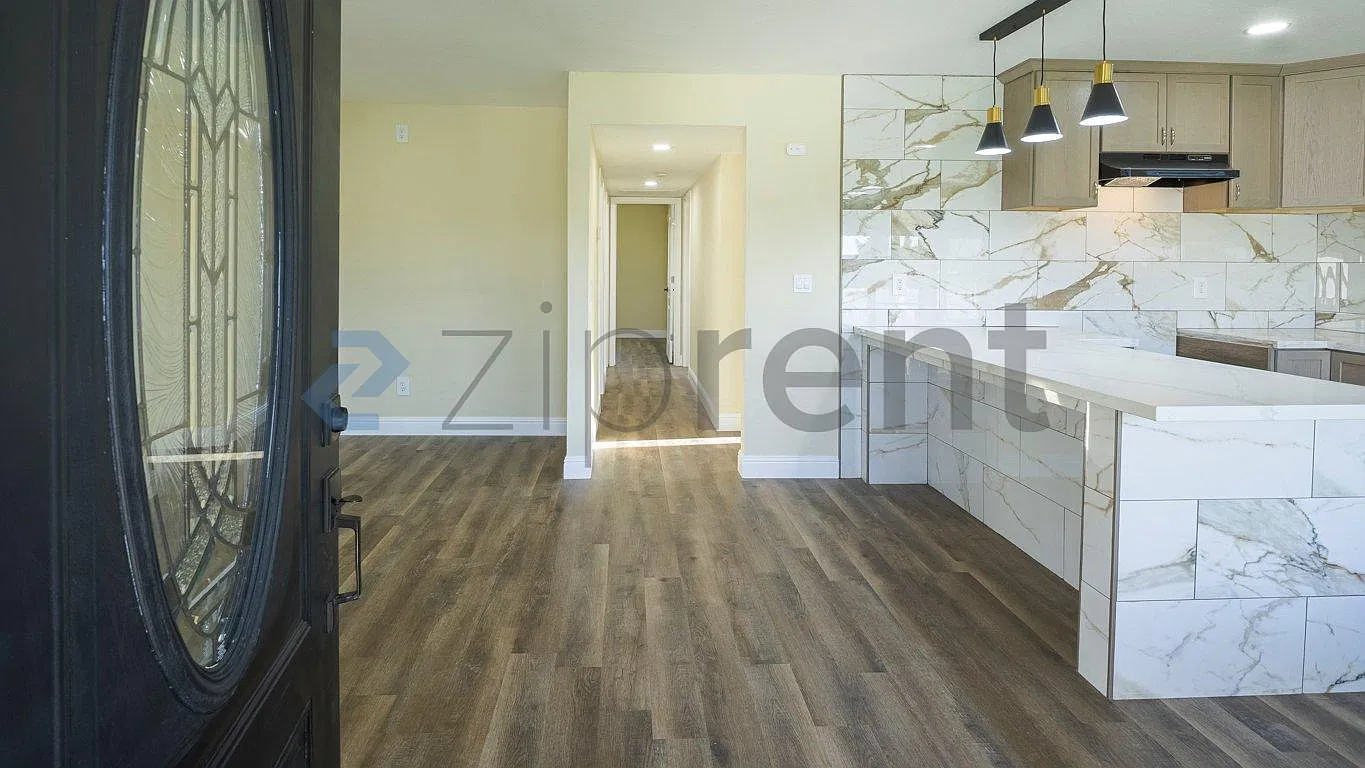 3 bed, 956 sqft, $3,000 — Photo 1