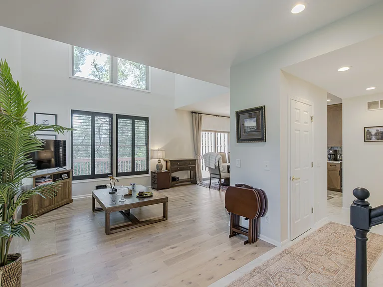 300 Stratford Ln #300 — Photo 4