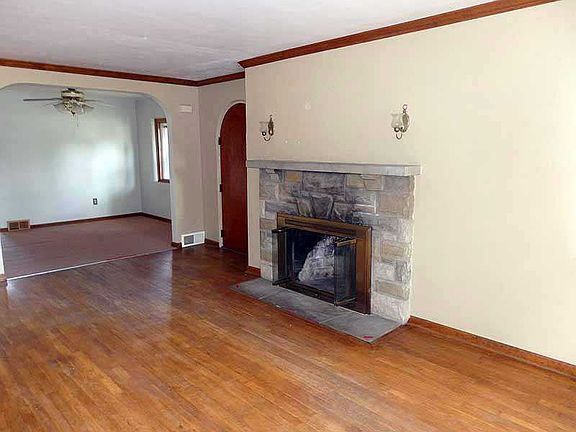 5th image of 620 E Water St