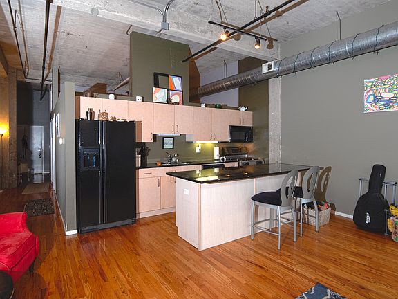 Island, 14 ft ceilings