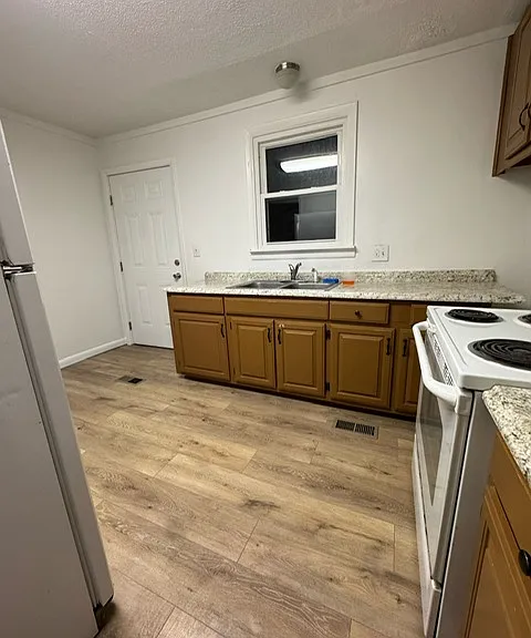 807 Eastview Dr — Photo 16