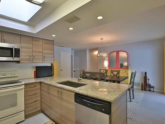 5th image of 216 W Lindenwood Cir