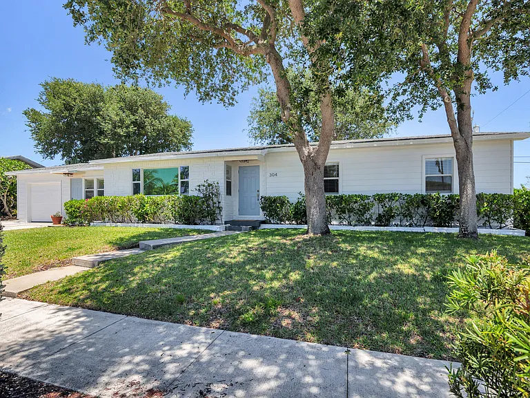 304 Wellesley Dr — Photo 1