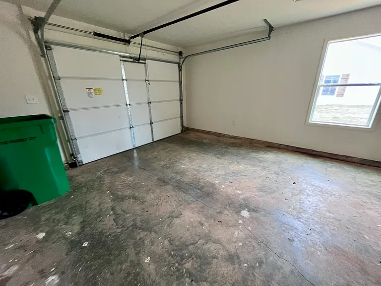 2430 College St — Photo 2