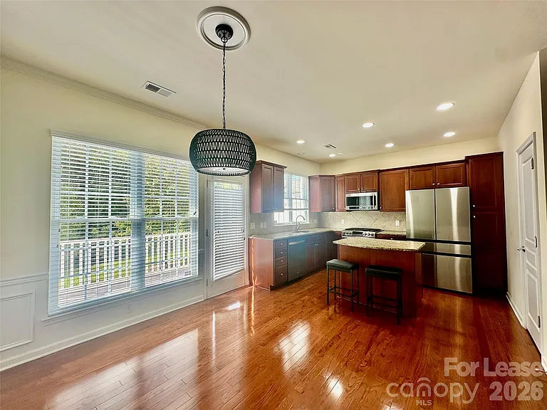 1104 Drayton Ct — Photo 8