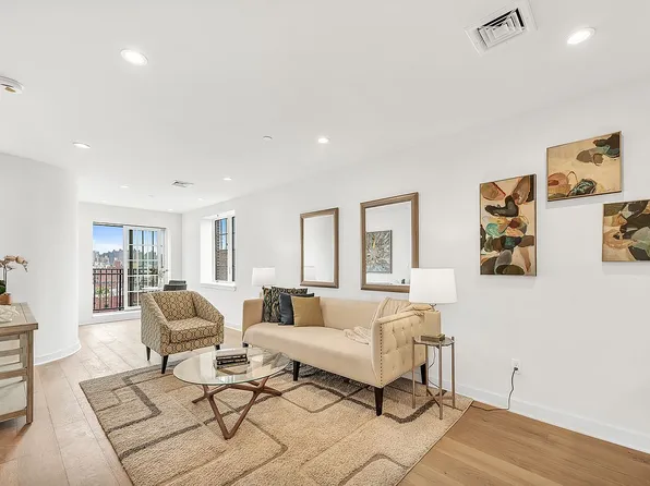 31-22 29th St #7B, Astoria, NY 11106