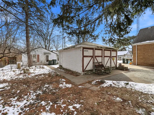 6909 W Niles Ter, Niles, IL 60714