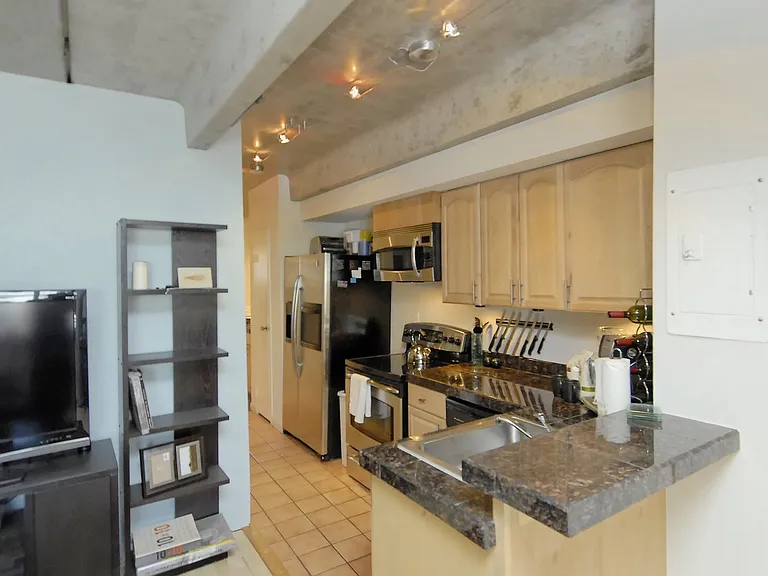 590 N Logan St — Photo 4