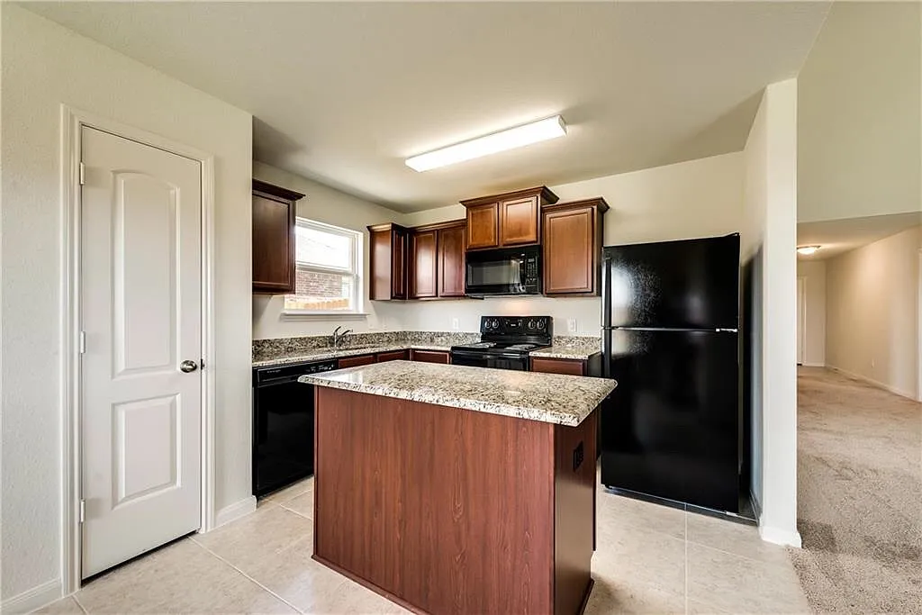 2713 Dustin Trl — Photo 3