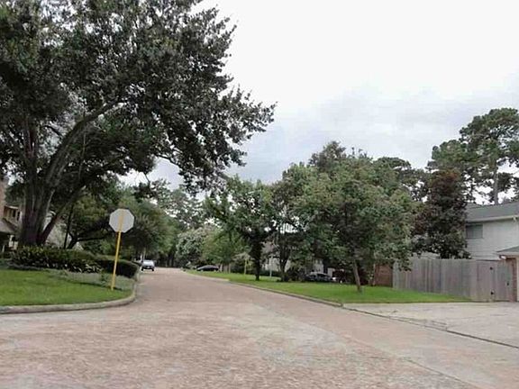 Exterior Neighborhood (street photo)
