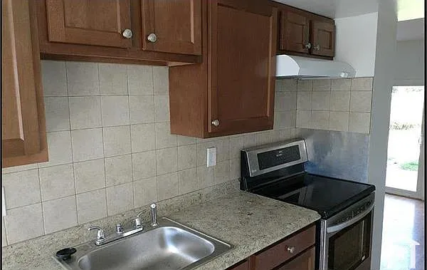 3 bed, 1280 sqft, $2,500 — Photo 3