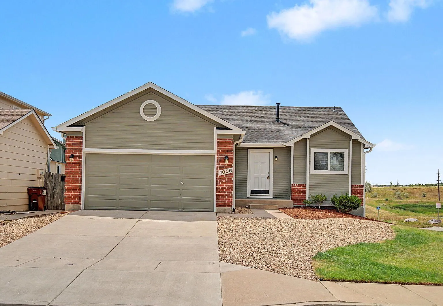 5 bed, 3.0 bath, 2604 sqft, $2,595 — Photo 2