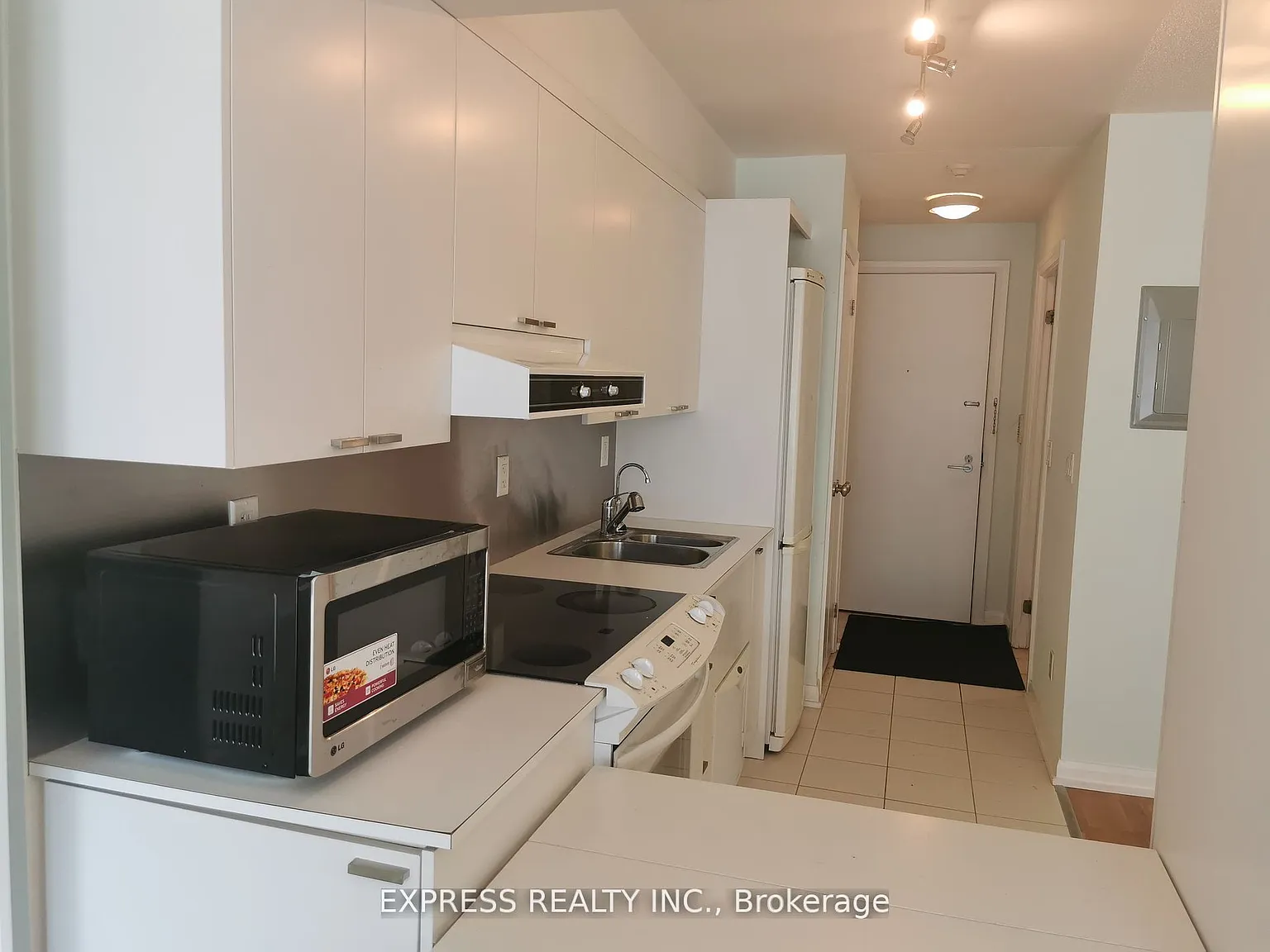 Studio, $2,100 — Photo 2