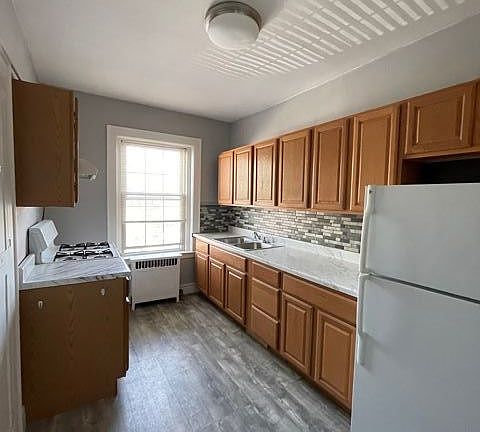 5th image of 831 Elm St APT B2