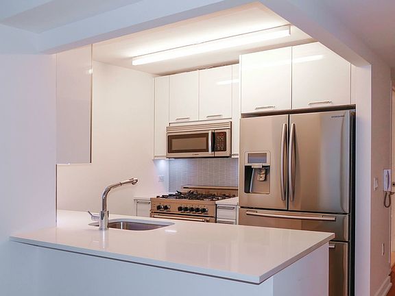 3rd image of 227 W 77th St APT 5B