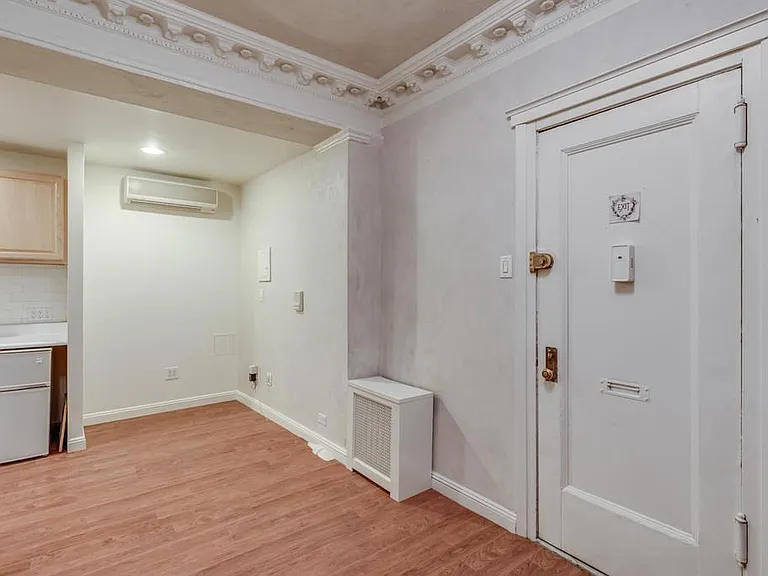 105 E 15th St #6 — Photo 10
