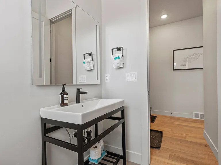 6537 Silver Creek Dr — Photo 27
