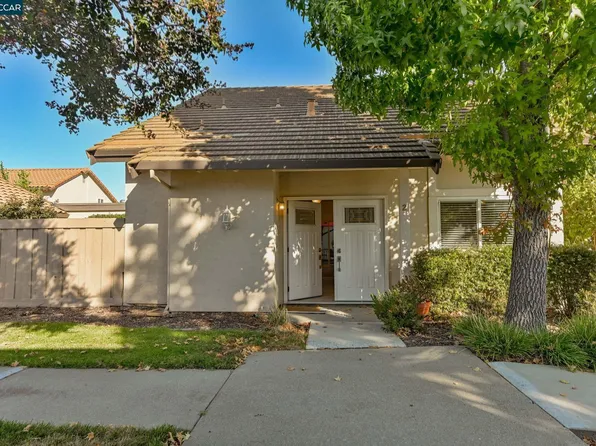2 Long Creek Cir, Clayton, CA 94517