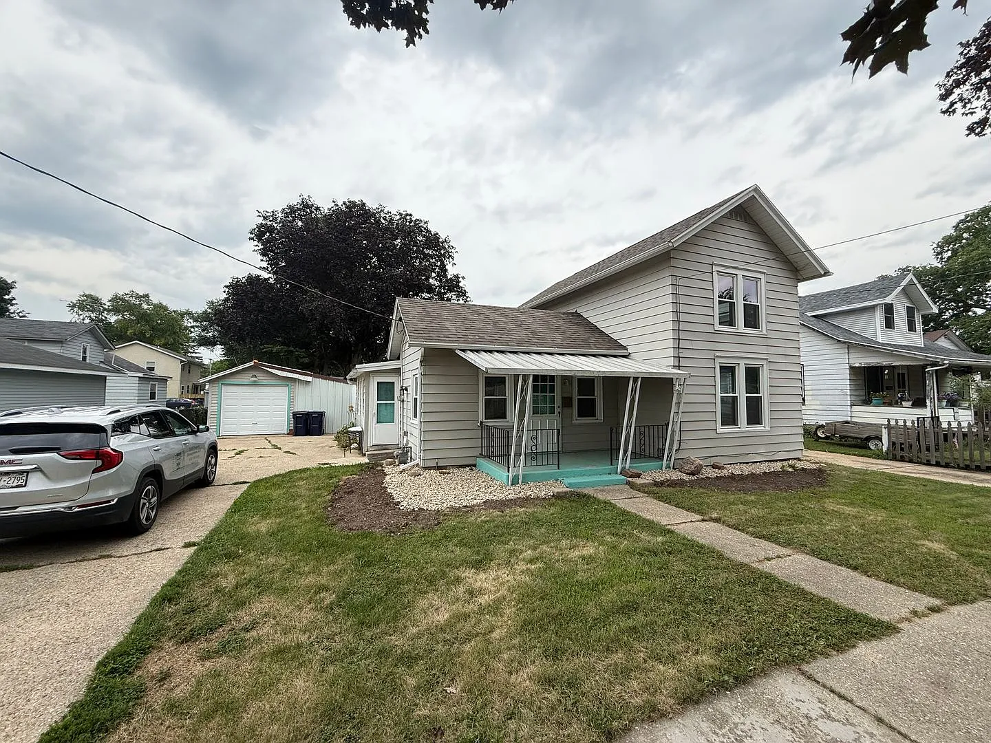 Spacious 3-Bedroom Single-Family Home with Large Backyard — Photo 3