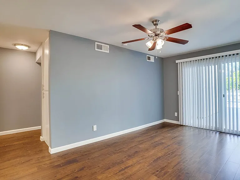 821 N. Austin Ave — Photo 4
