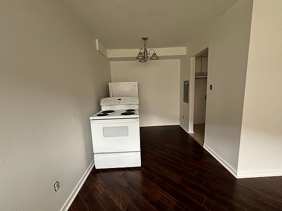 4th image of 425 Rathburn Rd E #73