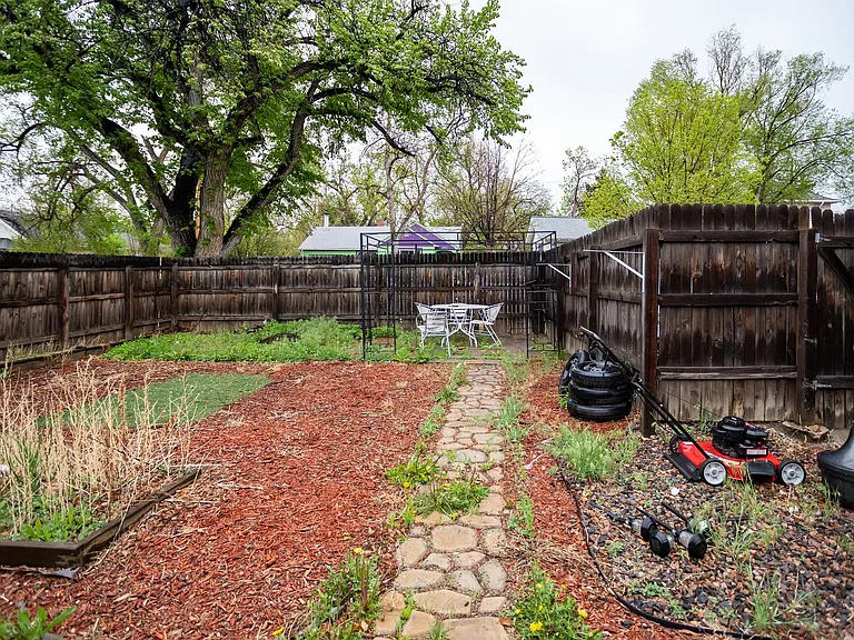 922 E High St — Photo 26