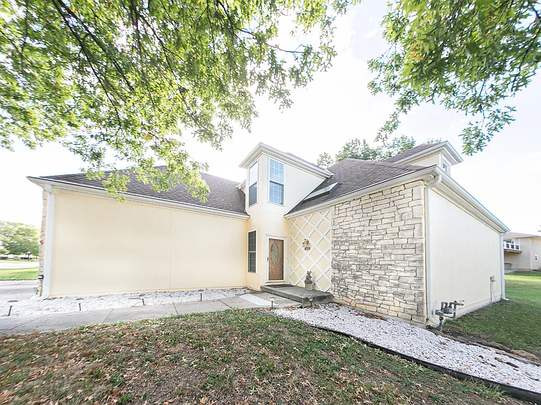 618 Chaucer Ln — Photo 2