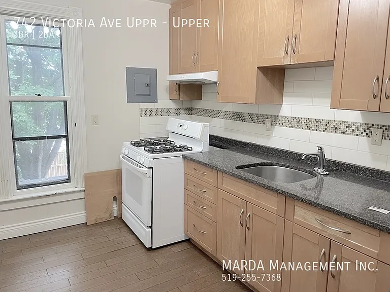 742 Victoria Ave #UPPER — Photo 19
