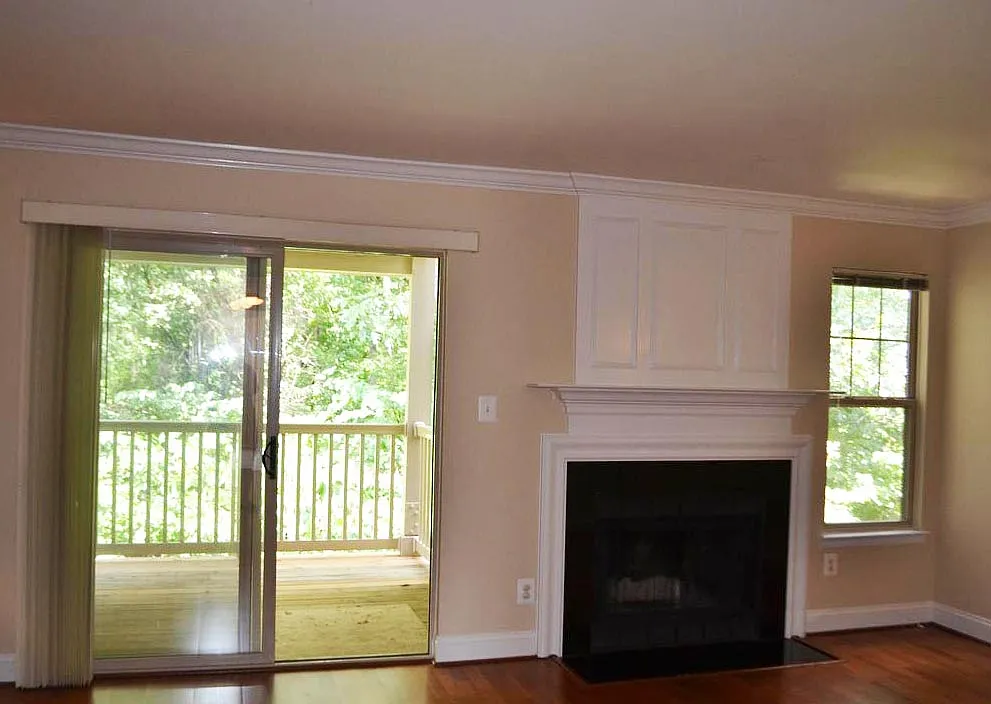 Building Photo - 1704 Ascot Way #F
