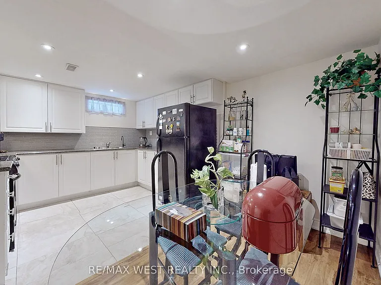 139 Ranee Ave #BASEMENT — Photo 16