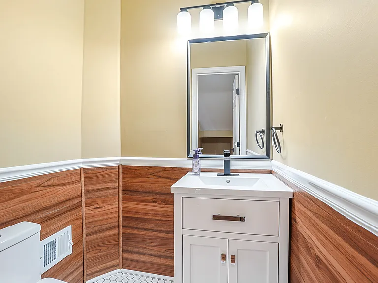 20206 Foothill Ter — Photo 17